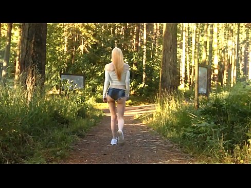 ❤️ Schöne Frau bewegt sich langsam, nicht nackt Video ❤❌ Beautiful porn bei uns ☑